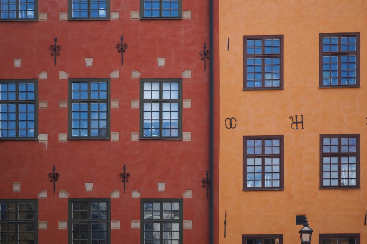 Äldre Stockholmsfasad där byggnadens ålder påverkar möjligheterna vid badrumsrenovering.