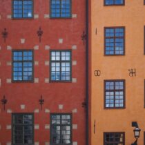 Äldre Stockholmsfasad där byggnadens ålder påverkar möjligheterna vid badrumsrenovering.